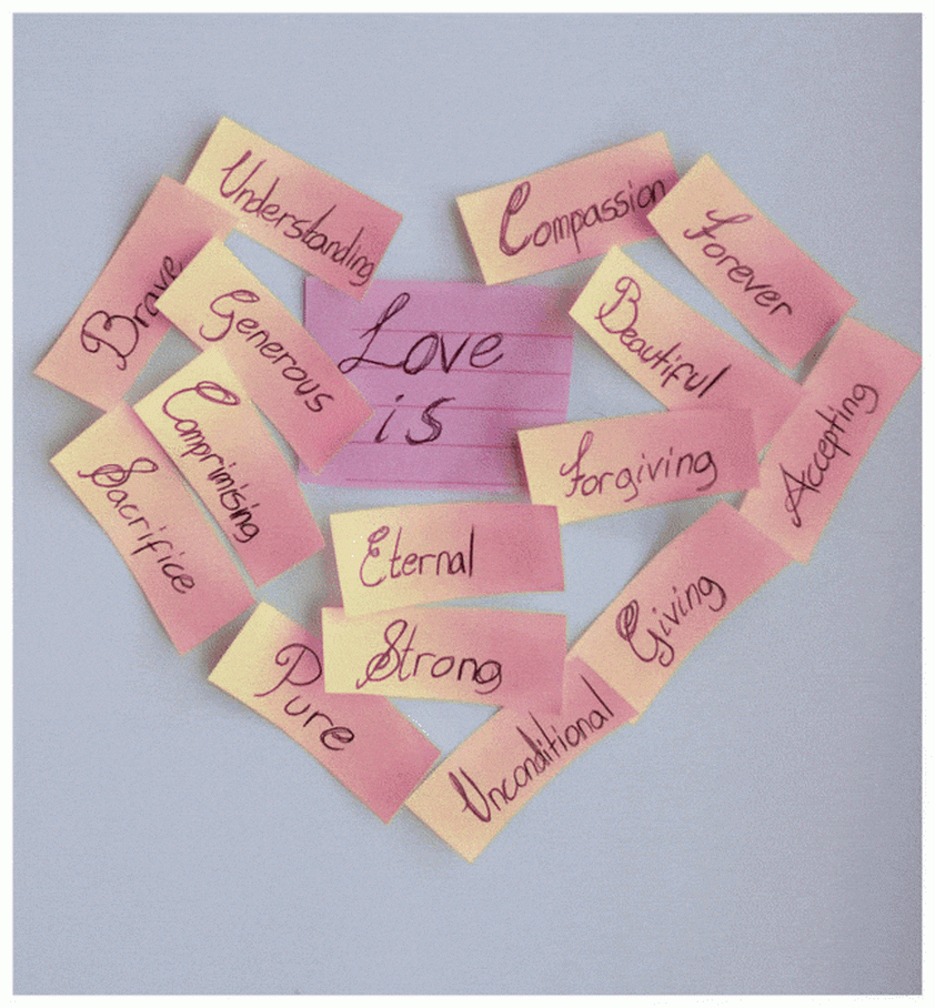 Множество записок на розовой бумаге, характеризующих слово любовь)