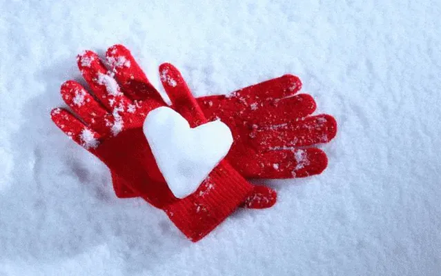 Снег на красных перчатках