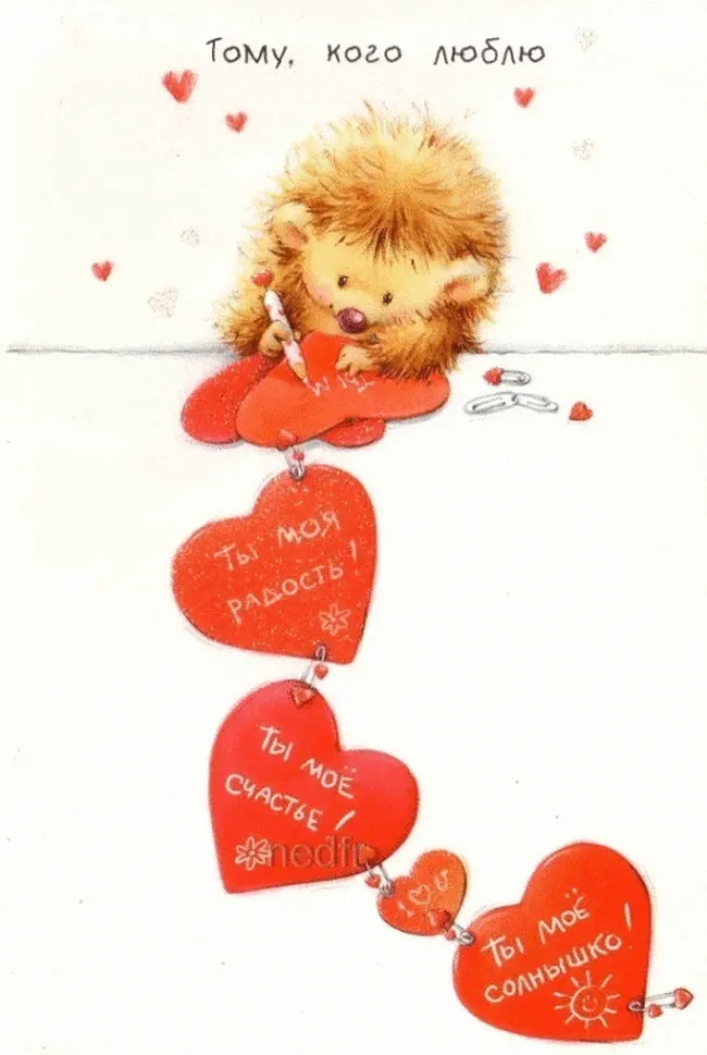 Милый и рыжий ежик рисует карандашом на сердечках признания