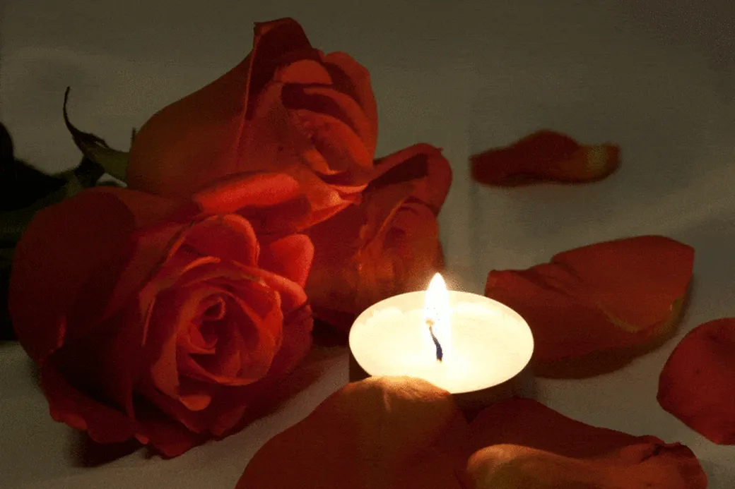 Розы и ароматическая свеча